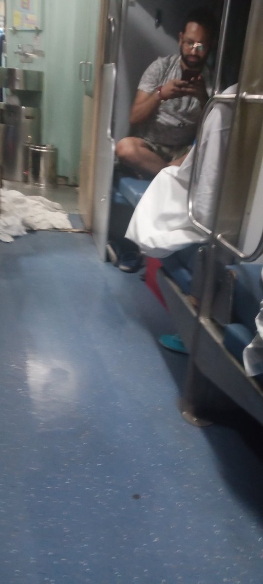 NavalePratik's tweet photo. @indianrailway__ Please confirm if your officials is on work from Home. No action taken from last 2 hrs
Coach B7, Rajdhani 22222 https://t.co/dBXBGEydfo