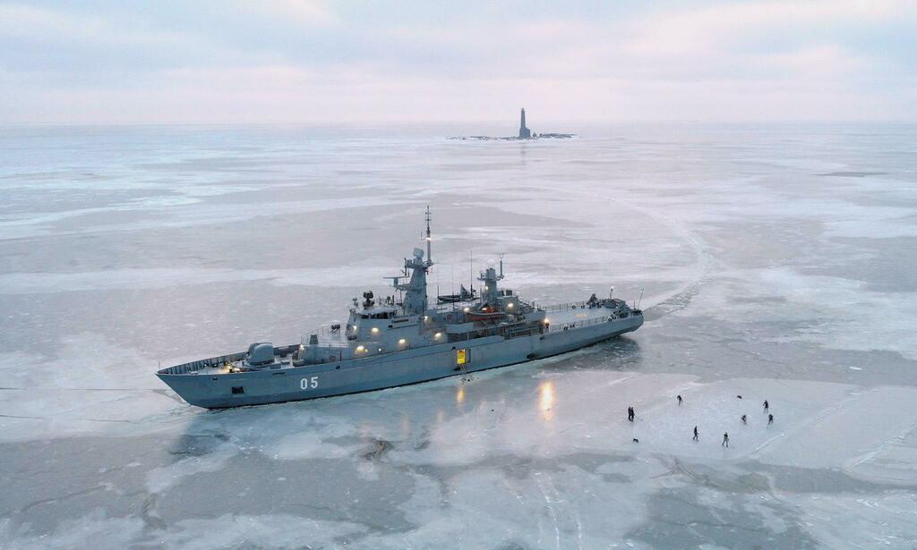 Crew of the Finnish Navy minelayer FNS Uusimaa play ice hockey near Bengtskär lighthouse. [2048x1230] from /u/iamnotabot7890 at #WarshipPorn ➡ bit.ly/3xYgU9l
