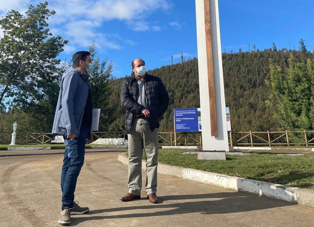 👉En su visita a la comuna de #Galvarino, el jefe regional #Subdere, <a href="/victorcuevas_85/">Víctor Cuevas</a>, junto al alcalde, Marcos Hernández, visitaron las obras🏗 de mejoramiento del cementerio municipal, que consideró recuperación de accesos y cierre perimetral, financiado por nuestra <a href="/laSUBDERE/">Subdere</a>.