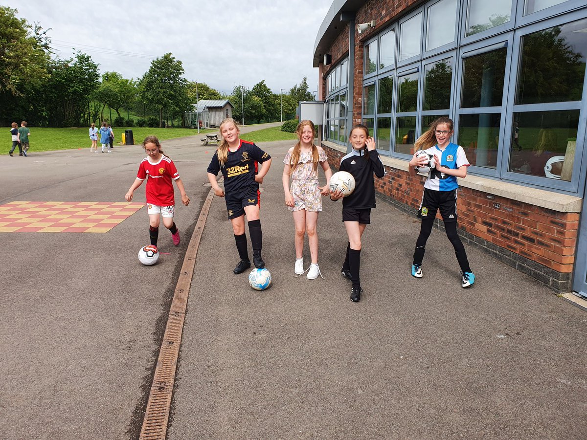 P6Bcdps's tweet photo. Our fancy dress sponsored daily mile today to celebrate #DailyMile10thBirthday. Thanks for all the sponsors! #cdpsdg7 https://t.co/aUG4Uqj60L