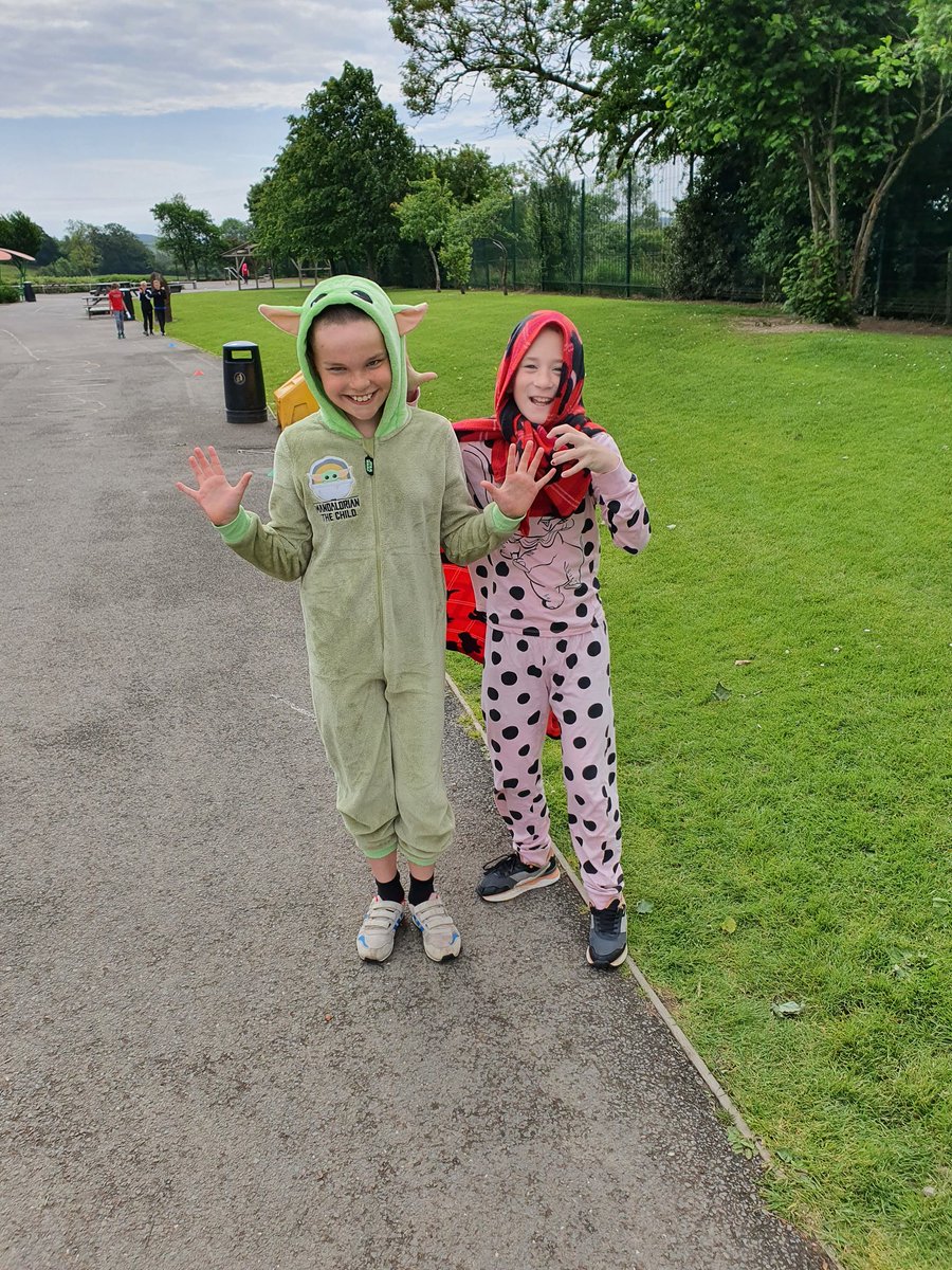 P6Bcdps's tweet photo. Our fancy dress sponsored daily mile today to celebrate #DailyMile10thBirthday. Thanks for all the sponsors! #cdpsdg7 https://t.co/aUG4Uqj60L