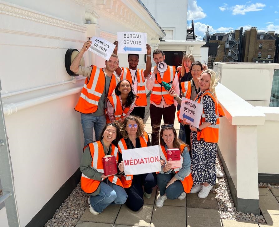 ConsulFranceUK's tweet photo. #electionslegislatives2022 | Vote à l'urne 🗳️

📅 Dimanche 19 juin de 8h à 19h

A 2 jours du 2e tour, l'équipe élections du @ConsulFranceUK finalise les derniers détails pour vous accueillir dans les meilleures conditions.

#AllonsVoter #DernierTour2022 https://t.co/UdEr3nkMjg
