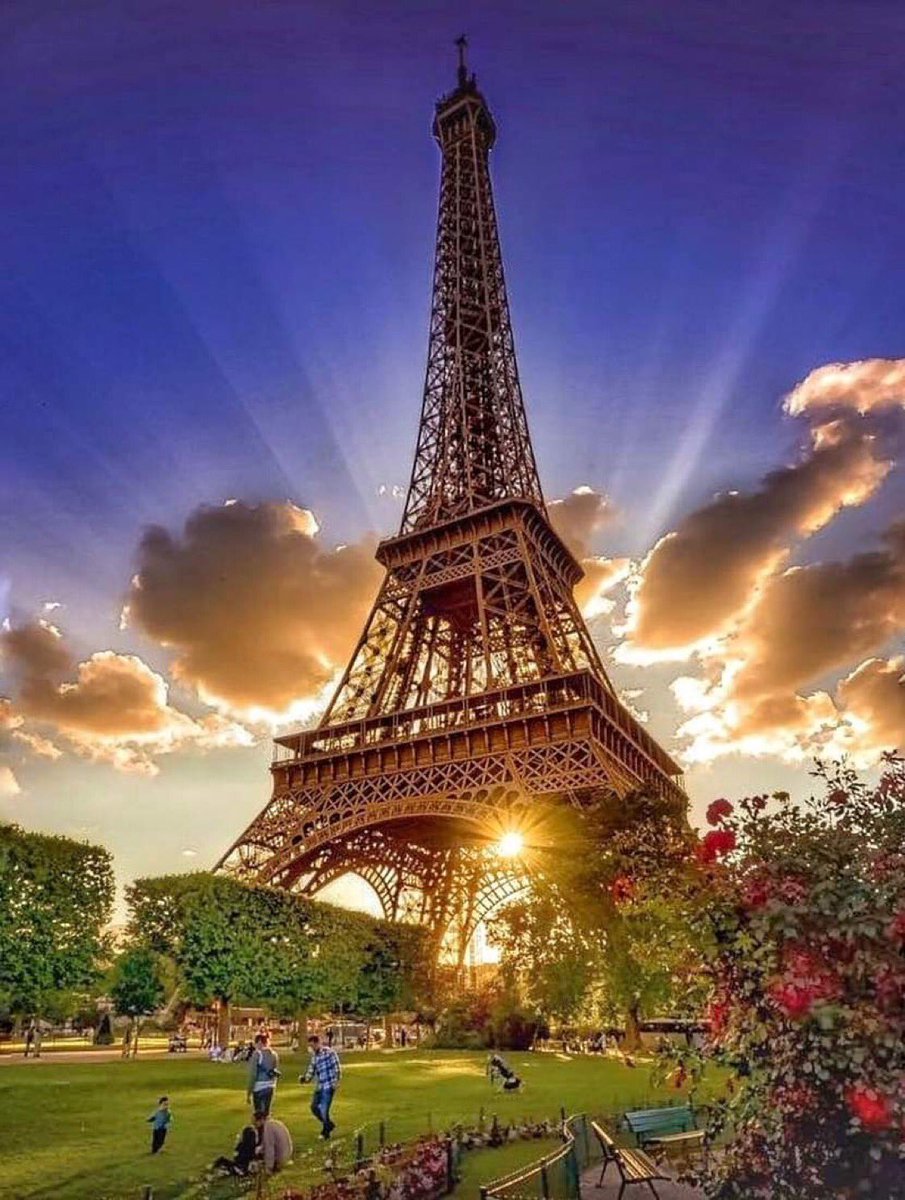 BintingM's tweet photo. Sunset in Paris, France 🇫🇷 
 #nature #travelphotography https://t.co/mAYSTnlxC7