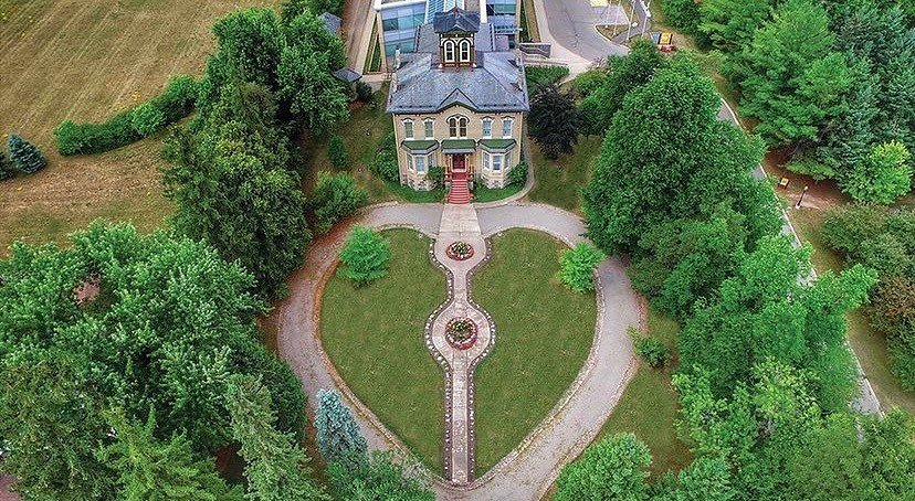 Ce lieu historique national construit en 1877 possède un rare plafond en trompe-l’œil et des peintures murales qui permettent de donner un aspect tridimensionnel à une surface plane.

Pouvez-vous deviner à quel endroit se situe ce lieu historique en Ontario?

#RedécouvrirON