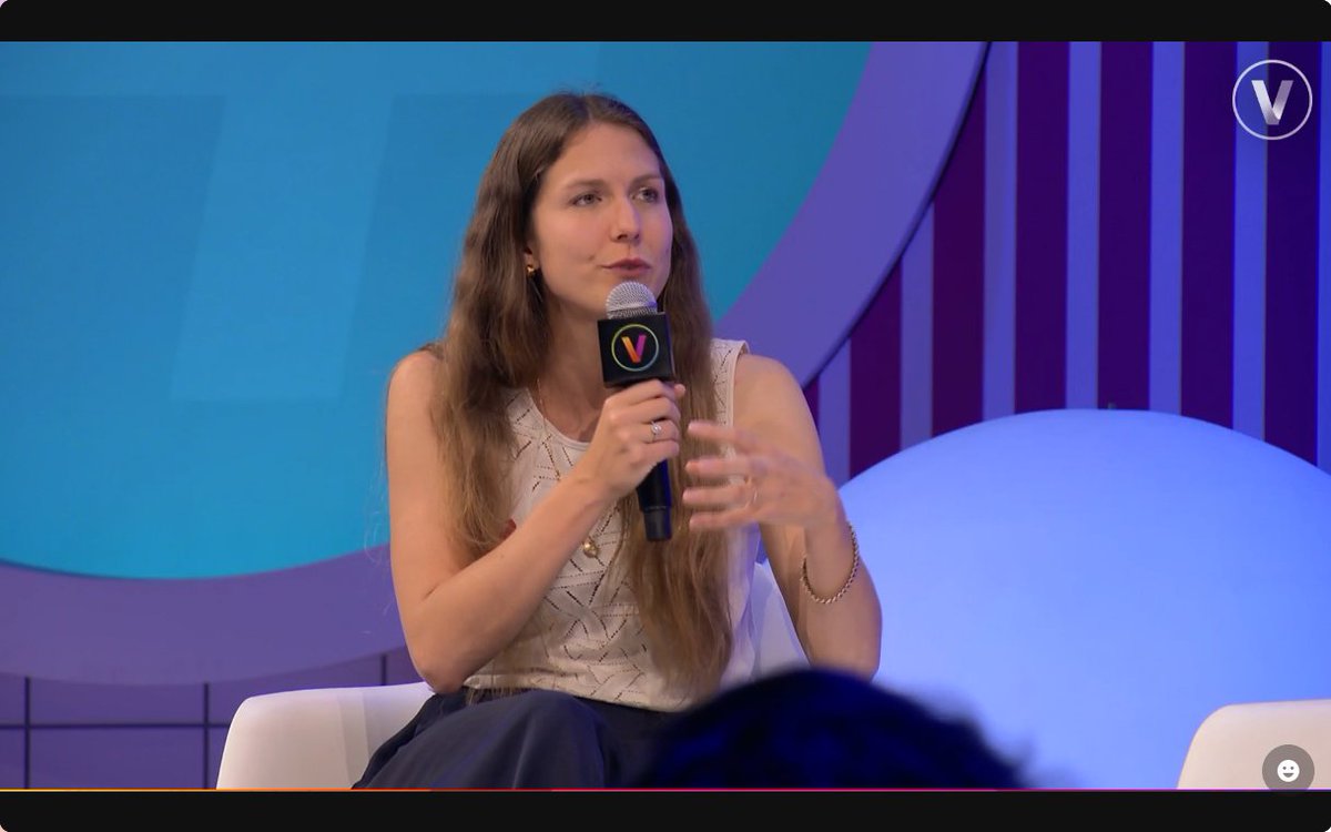 🔴 Présent à #Vivatech, @EmmanuelMacron, président de la république 🇫🇷, échange avec notamment Emmanuelle Martiano, co-fondatrice d'@Aqemia, l'une des start-up en santé présente sur l'espace du @CNRS. Une discussion à suivre en direct ! ➡️ app.vivatechnology.com/onlinesession/…