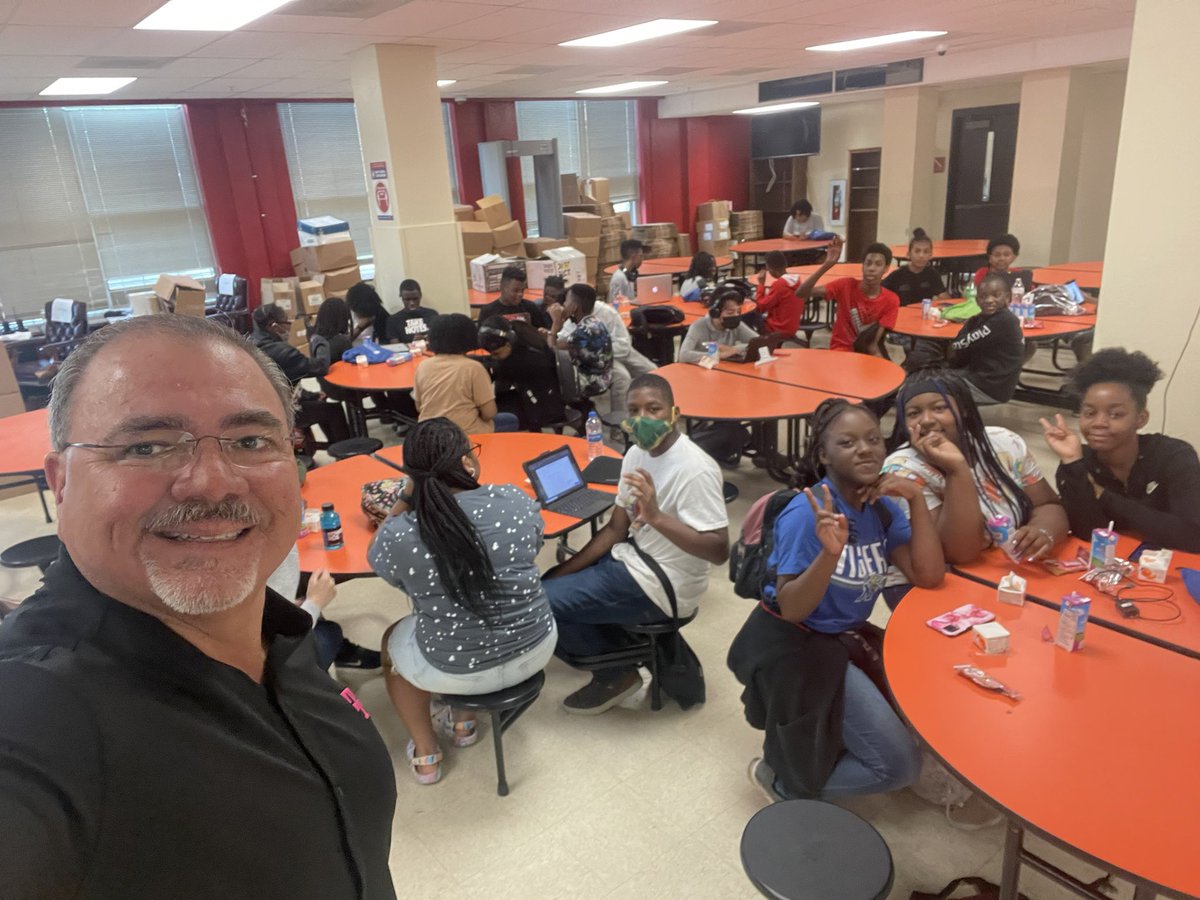 RJC0101's tweet photo. T-Mobile is excited to partner with @SCSK12Unified to help encourage technology. Changing lives one student at a time. Thanks @ExploreKaiXR  @cellhub @leabogle #metavers #vr https://t.co/fEtKSW30AG