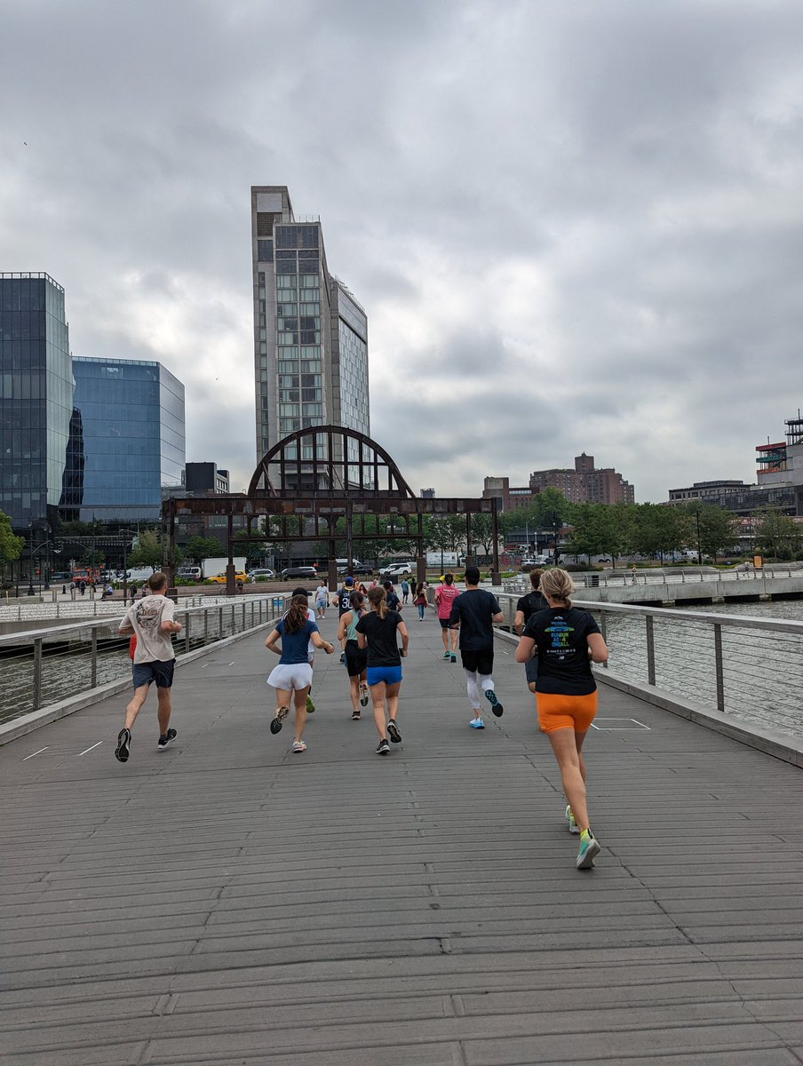 PitchandrunNYC's tweet photo. every fri, before we run we circle up and reflect on one good thing that happened to us this week. running for us is not just exercise, it's connecting with others, it's therapy.

THANK U to the 25+ strong who came out this AM

&amp; come join us every M/F! 

https://t.co/1jXPEKfhkb https://t.co/uu8zGbd0N7