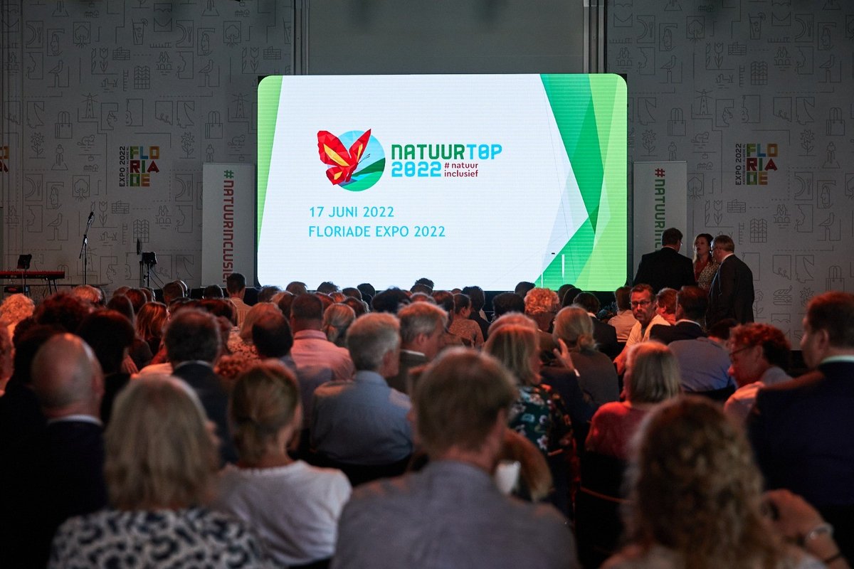 FlevoNieuws's tweet photo. Vandaag werd op de Floriade Expo 2022 de eerste Agenda Natuurinclusief gepresenteerd tijdens de 4e Natuurtop. Harold Hofstra, gedeputeerde Natuur van provincie Flevoland, opende de Natuurtop. Zie ook: https://t.co/kDzT2V8Tjq 

#Flevoland #Natuurtop #natuurinclusief #provincie https://t.co/C0hakQ03I5