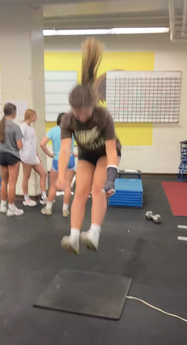 HootHoops's tweet photo. This is what putting in work looks like! No excuses, shows up and does the right thing. #whatcast @p_broderick17 https://t.co/qwMRI4vrdO