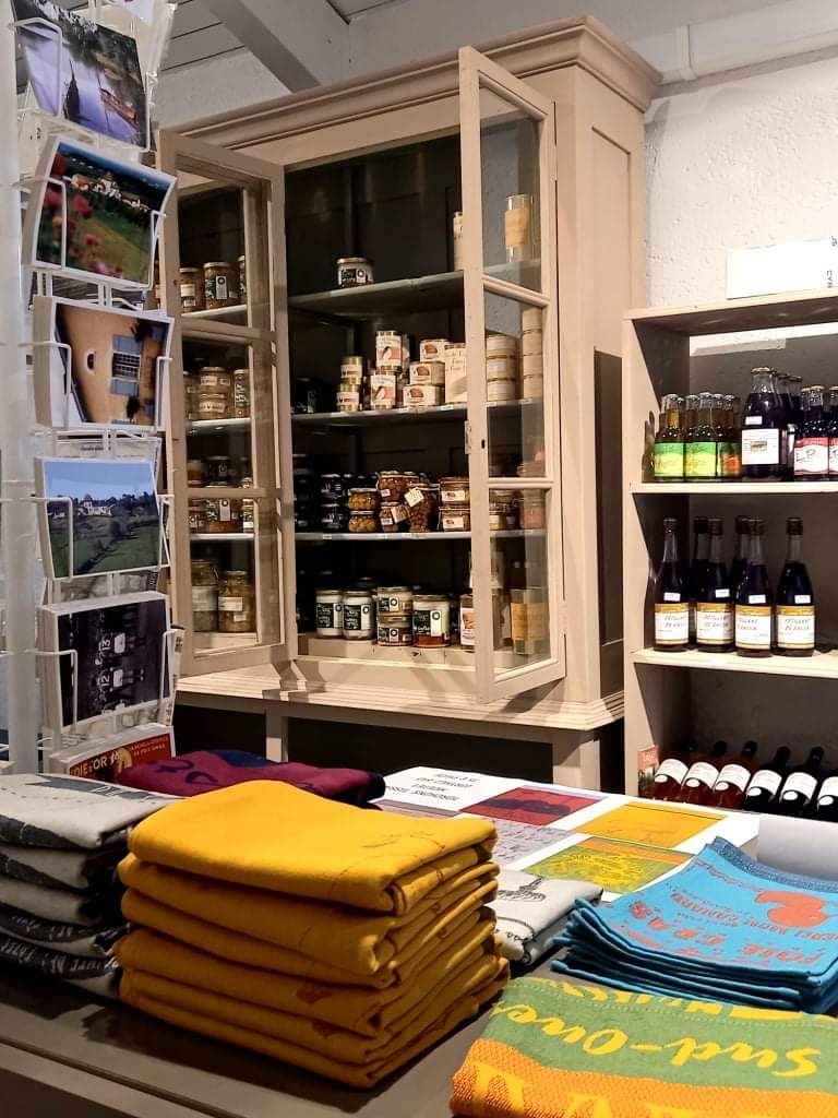 A la boutique du musée, on privilégie les cricuits courts ; les producteurs locaux sont mis en avant et les objets édités par le musée sont fabriqués en France. 
Il y en a pour tous les goûts 😋
#environnementMW #MuseumWeek