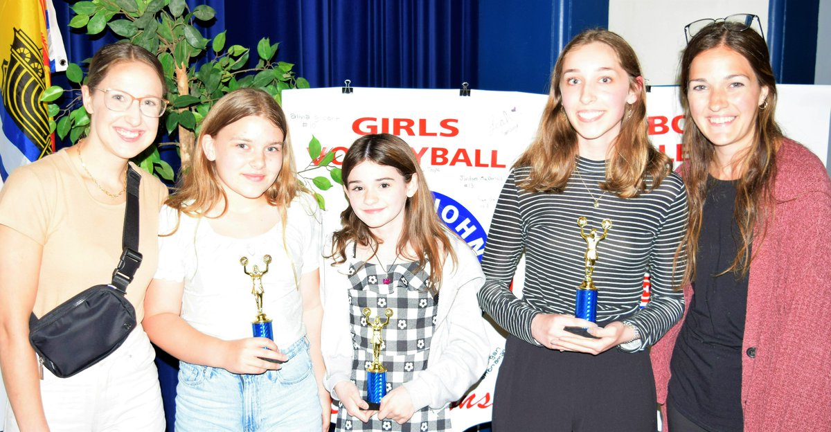 TheOriginalMsA's tweet photo. Former Bronco &amp; current coach, Carolyn Lawlor, and @Bayside_Broncos teacher Aimee Creamer present this year's Cheerleading awards to Kate Batiz: All Star, Nevaeh Savoie: Top Rookie &amp; Emily Rodger: MVP. 📣😃#2022athleticawards #believeandachieve https://t.co/zzwaQdJ6aN