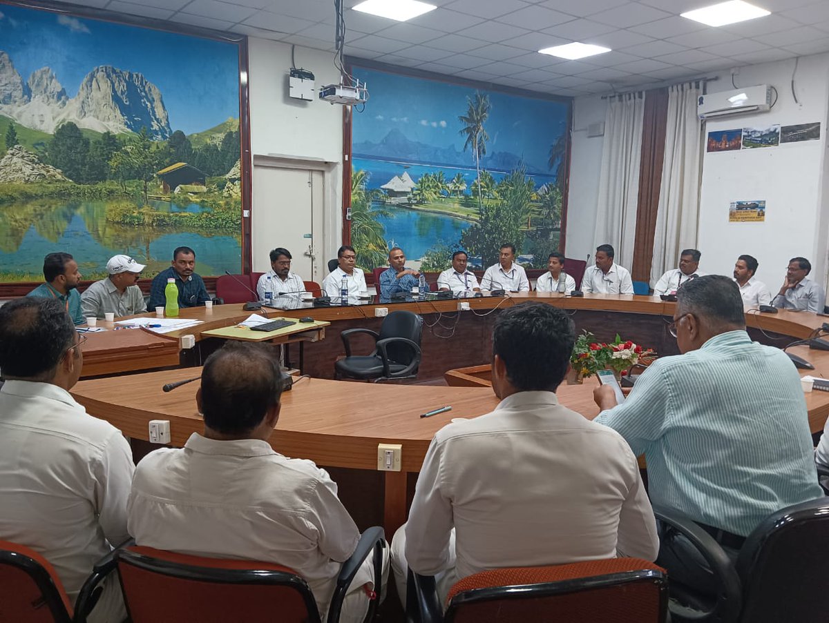 DRMSolapur's tweet photo. 802 Commercial Staffs of SUR Division trained Under Mission Rail Karmayogi Training Program. Training was imparted by 11 Master Trainers, trained at IRTIM Lucknow. The program is aimed at improving employee's  performance as well as strengthening image of Railway @Central_Railway https://t.co/pSiTi4hKTu