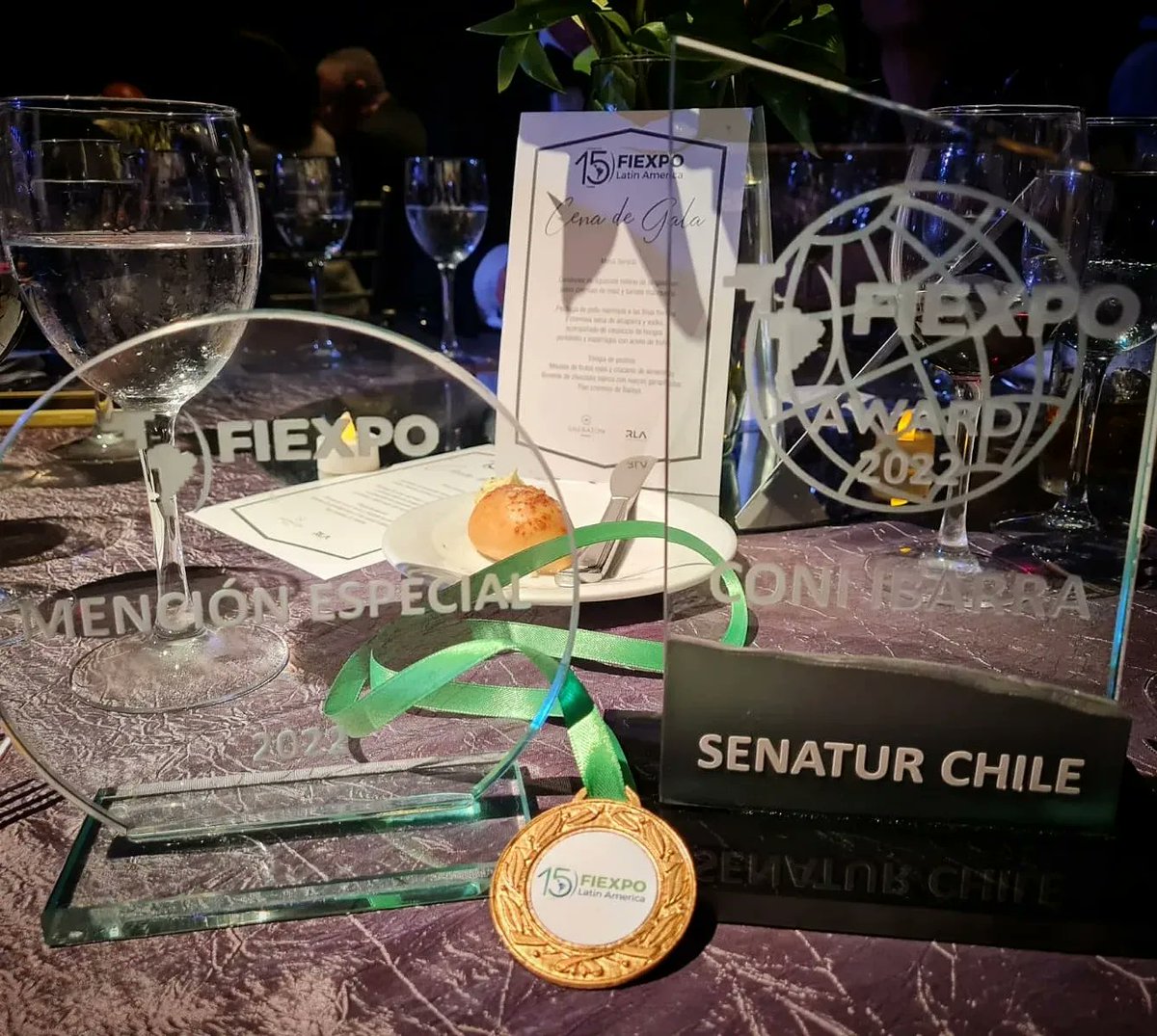subturismo's tweet photo. 🇨🇱 👏🏼 #Chile fue reconocido en el marco de la @FIEXPOLATAM:
🏅 @Sernatur obtuvo premio “Coni Ibarra” por 15 años de presencia en este evento.
🏅Stand Chile fue reconocido como el 2do mejor.
🏅Alejandra Zuñiga @VarasVisit ganó con su equipo el #OneDayChanllegeConventionBureau. https://t.co/xkued6Jx7W
