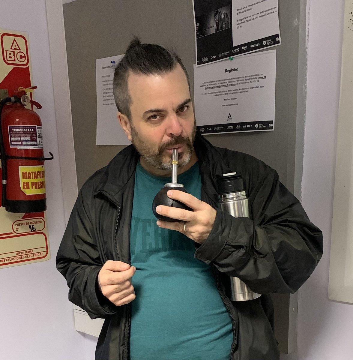 📻 ¡En #DetrásDeLoQueVemos tenemos un programón para que empieces el fin de semana XXL con todo!
🧉 Hacé como <a href="/Sebochini/">SEBOCHINI</a>, preparate unos mates y sumate a @La990Radio de 12 a 14 hs. 

la990.com.ar

@villarruel_clau <a href="/kmicheletto/">Karina Micheletto</a> <a href="/erespi/">Emanuel Respighi</a> <a href="/JulianMFava/">Julián Fava</a>