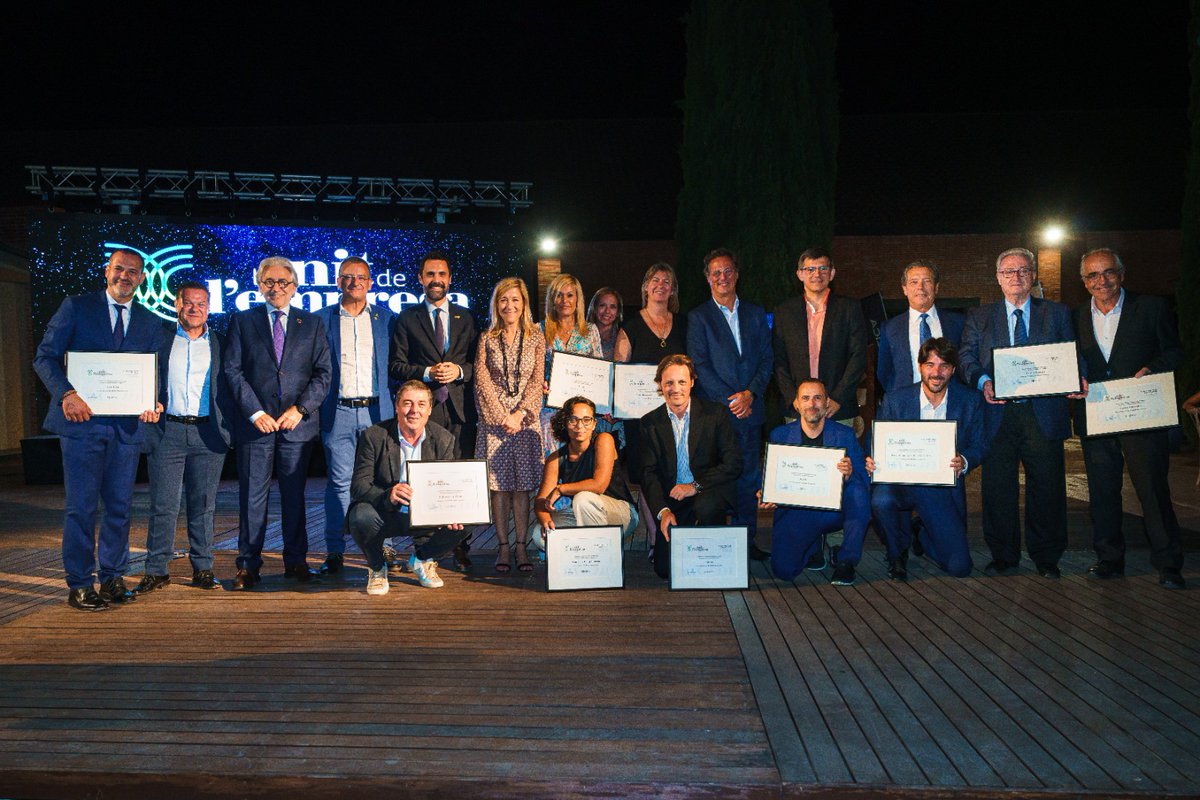 neuslloveras's tweet photo. Ahir al voltant 400 persones van participar a la Nit de l'Empresa i Gala Premis FEGP 2022.
Va ser un acte lúdic, de trobada i també reivindicatiu. Vam comptar amb la presència del Conseller @rogertorrent ,el @RectorUPC i d'en @josep_sllibre , entre d'altres. https://t.co/qRGlJWCTuj