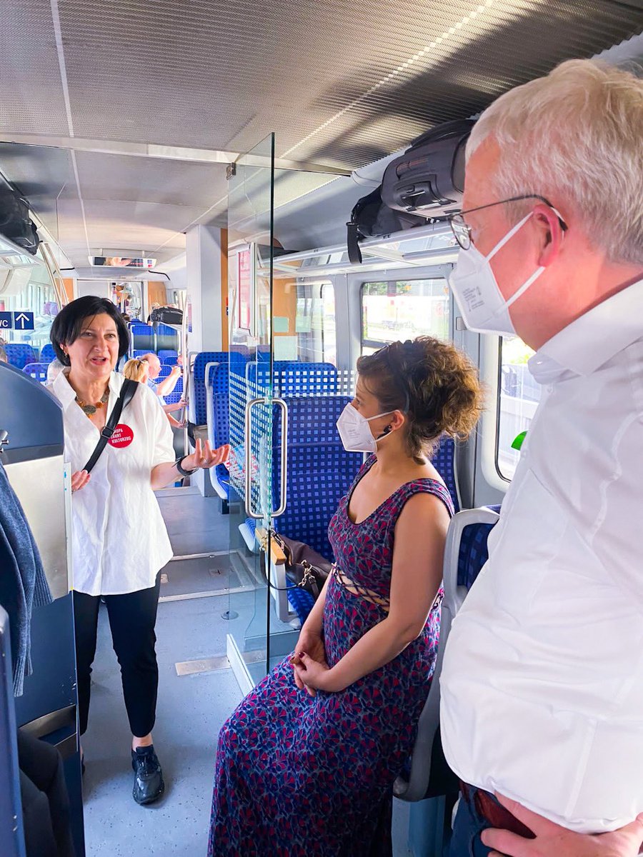 MIL_Brandenburg's tweet photo. #Zugverbindung|en zwischen #Brandenburg und dem Nachbarland #Polen: Ab diesem Monat rollen wieder Züge zwischen Guben/Gubin und Zielona Gora, die Strecke Berlin-Angermünde-Stettin wird ausgebaut. Und heute geht es für Minister Guido #Beermann mit dem #Kulturzug nach Breslau. https://t.co/UFAs3htm9Z