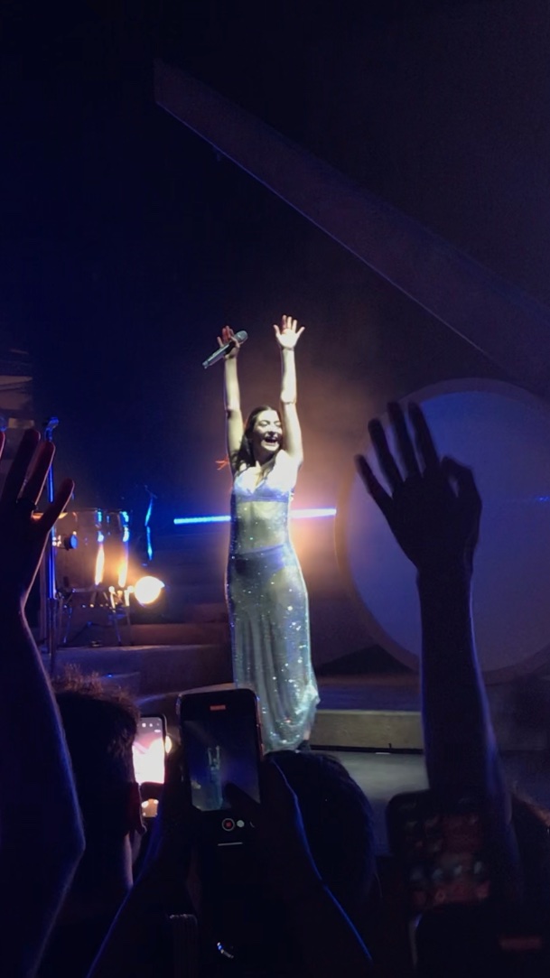 frareprise's tweet photo. ho urlato, cantato, saltato e soprattutto pianto come un dannato. vorrei essere sempre leggero, felice e spensierato come ai concerti di lorde. https://t.co/HvoEp85gps