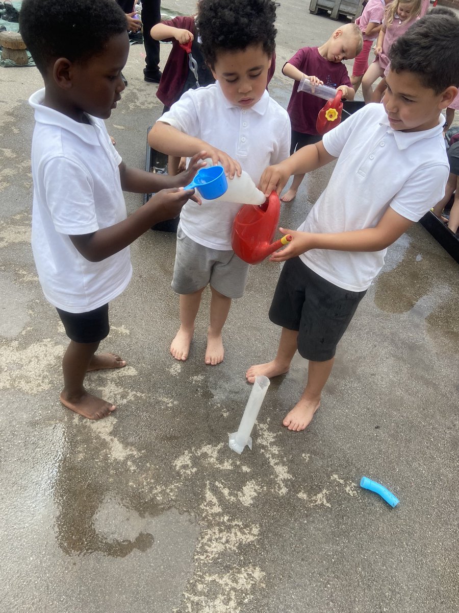 HBMrsFeetham's tweet photo. Reception have had lots of fun in the outdoor water area this afternoon 💧We enjoyed splashing in the water and having a water fight. @missmiddletonhb @hb_misssimpson @MissMalcolmHB @MrsDouglashb @HBMissSmith1 @MrsSpencerhb @HartleyBrookPri #weareastrea https://t.co/f1lofPT6pP