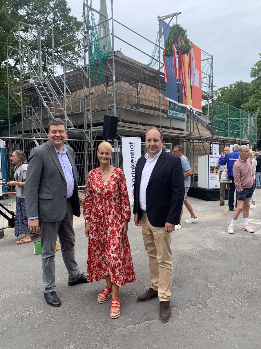 ADressel's tweet photo. Richtfest für das Markthaus #Blankenese - viele haben mitgeholfen, diesen besonderen Treffpunkt  möglich zu machen, der Bau 🏗 schreitet mit großen Schritten voran. Danke an die ⁦@sprinkenhof⁩ 🙏👍. Für die Zukunft von Stadtteilzentren ein guter Impuls!  ⁦@BA_Altona⁩ https://t.co/0shK1dfgrc