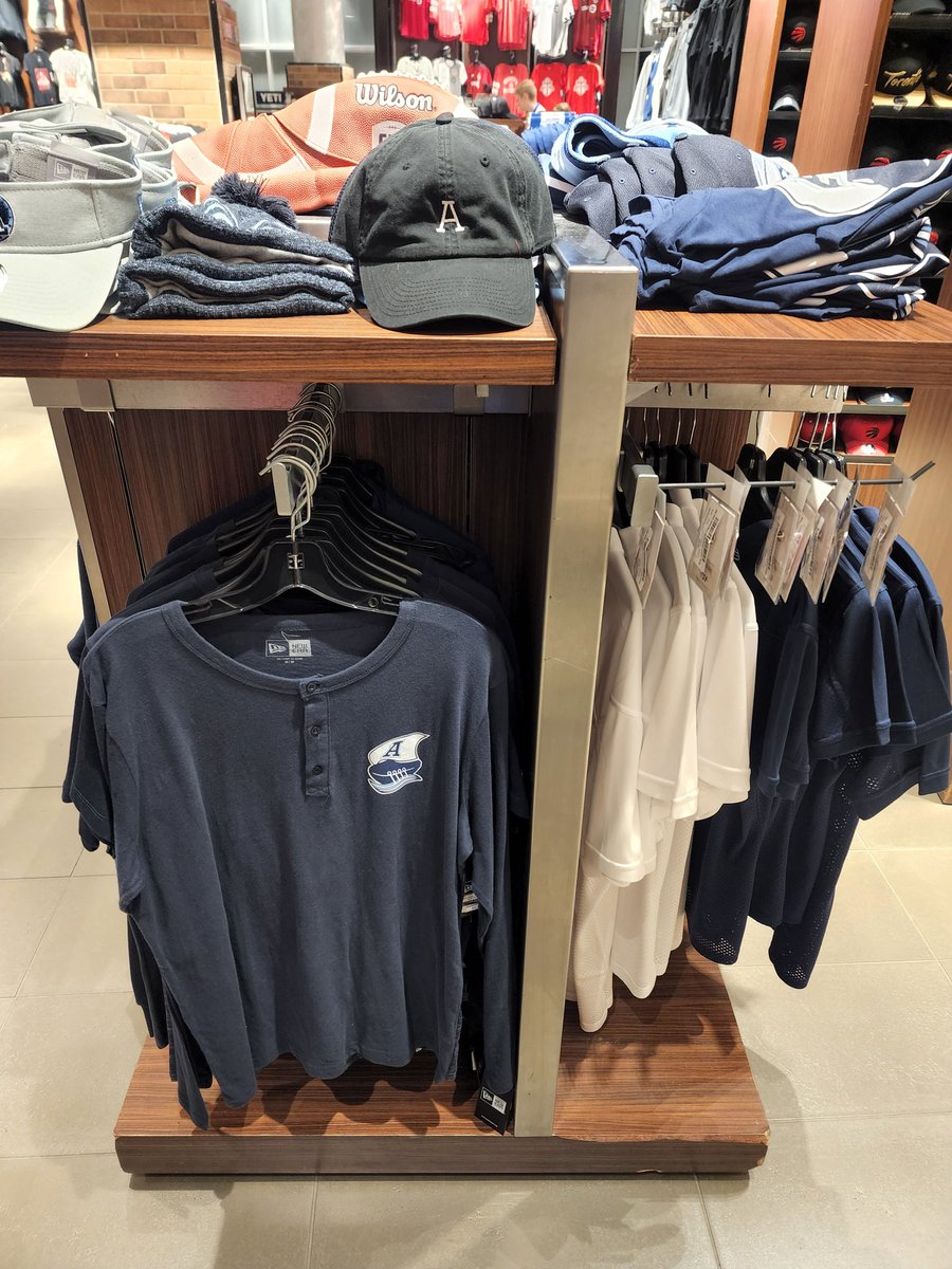 CMF0001's tweet photo. Picked up my xxl @TorontoArgos jersey from @realsports this morning and this was all they had for Argos stuff, a single 4x4 cube 😞
There should be enough stuff in store to require 2 cubes at least.
#merchproblems https://t.co/dEaAAMiPF8