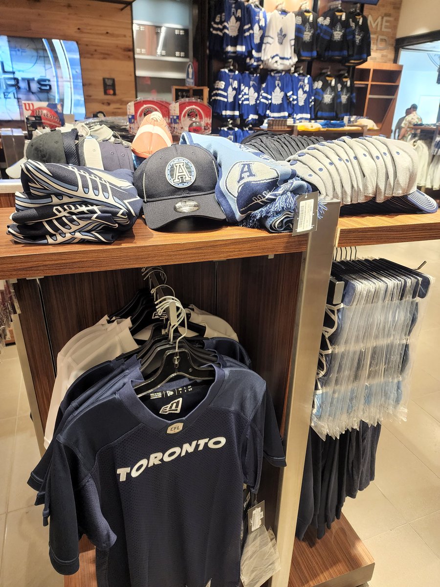 CMF0001's tweet photo. Picked up my xxl @TorontoArgos jersey from @realsports this morning and this was all they had for Argos stuff, a single 4x4 cube 😞
There should be enough stuff in store to require 2 cubes at least.
#merchproblems https://t.co/dEaAAMiPF8