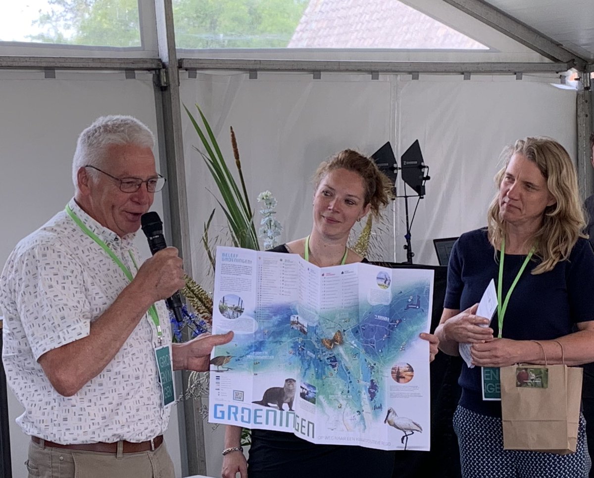 Beleef Groeningen in de regio Groningen-Assen! Dat kan alvast met de Groeningenkaart (ook interactief op beleefgroeningen.nl). Marleen Godlieb en Jolanda Doornbos boden het eerste exemplaar aan Henk Kosters aan. Meer weten over Groeningen? Kijk op groeningen.nu