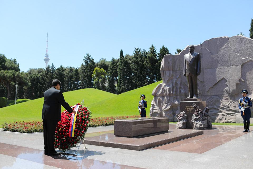 NicolasMaduro's tweet photo. Con una ofrenda floral, vine a rendir honores al Líder Heydar Alíyev, en su Mausoleo. Venezuela admira y respeta su lucha histórica, inmortalizada en el pueblo de la República de Azerbaiyán. ¡Es un gran honor! https://t.co/emjXgzN505