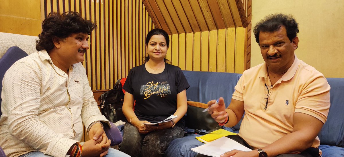triptishakya's tweet photo. #Recorded beautiful songs for #WingsMusic with music director #BijenderChauhan ji and recordist #RakeshSharma at legendry music director #DilipSen ji's studio
#RSRecordingStudio
#RecordingSession https://t.co/gRKNWxzrVu