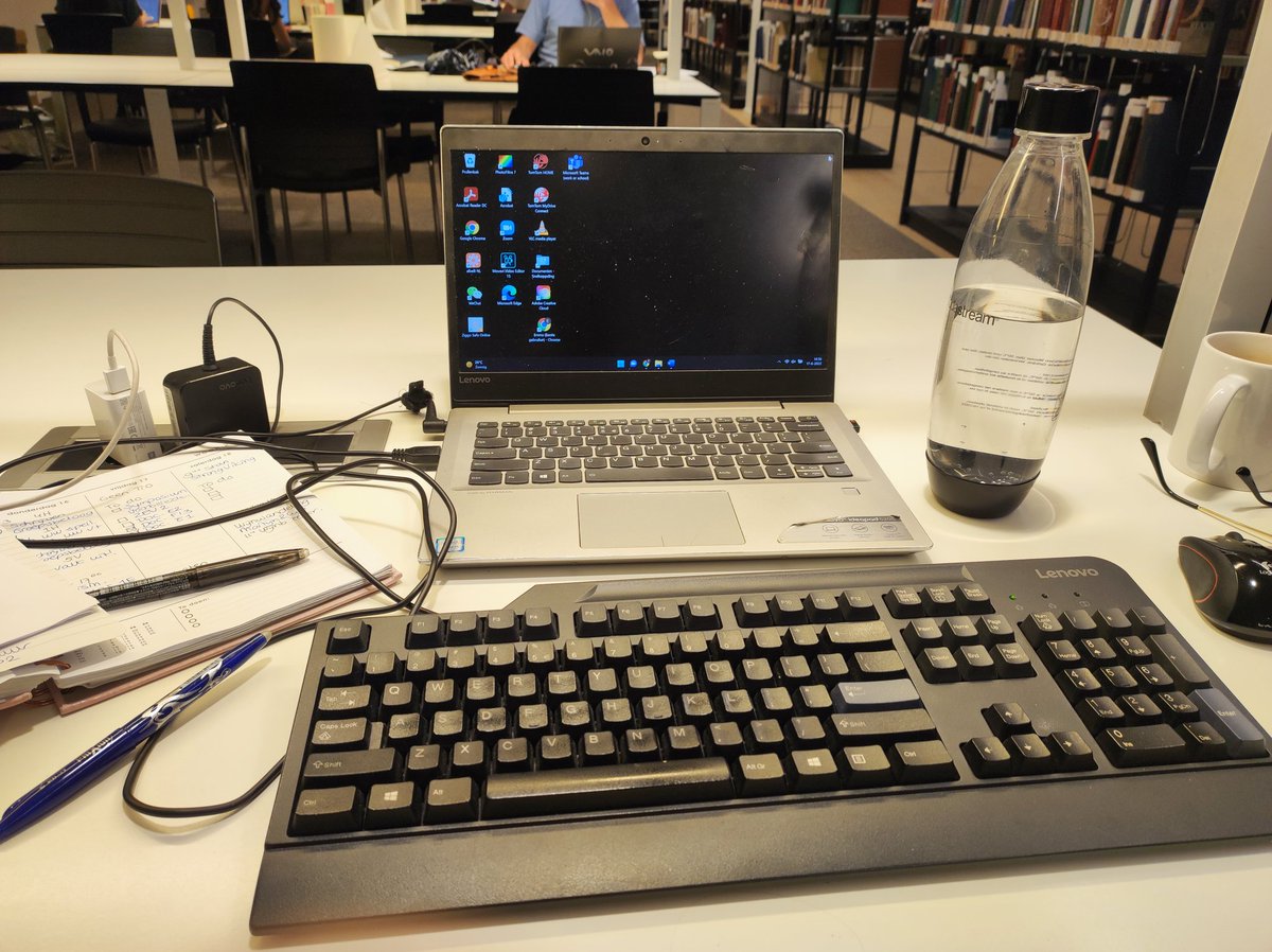 EmmaKustermans's tweet photo. Op mijn misschien wel allerlaatste ub-dag ooit begaf mijn toetsenbord het. En een eindverslag schrijven over je schoolervaringen zonder de letters C, V, H en de backspace zou knap lastig worden. Gelukkig was er een redding en leverde ik om kwart voor vijf mijn eindwerk in. Hoera! https://t.co/ILuJkwTaBj