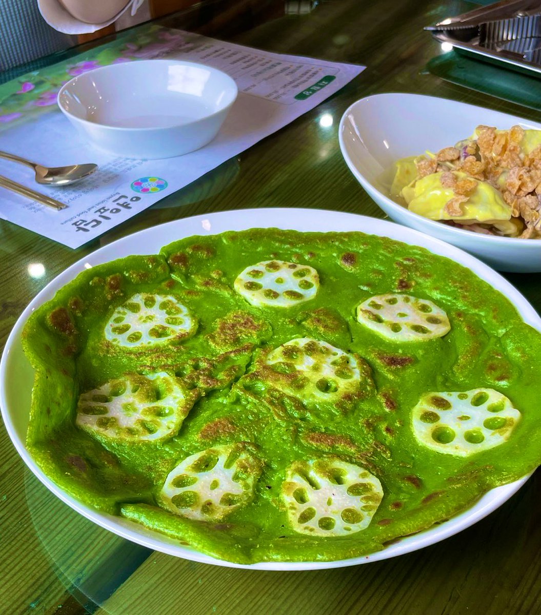 식객 허영만 선생이 '작은 우주' 라고 했다는
부여의 맛,연잎밥 정식이 정갈하다.