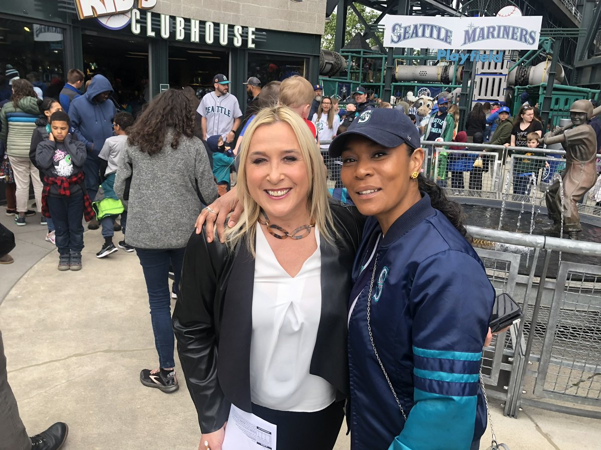 SeaJenny's tweet photo. @AngieMentink sorry my guy pointed out to me that @JenTalksSports was over there by the water fountain and I got excited to say my name was also Jenny when I ran up on you! Shame. Thanks for taking a photo with me ANd wishing me a happy birthday!  ❤️ https://t.co/7UlTejQMGe