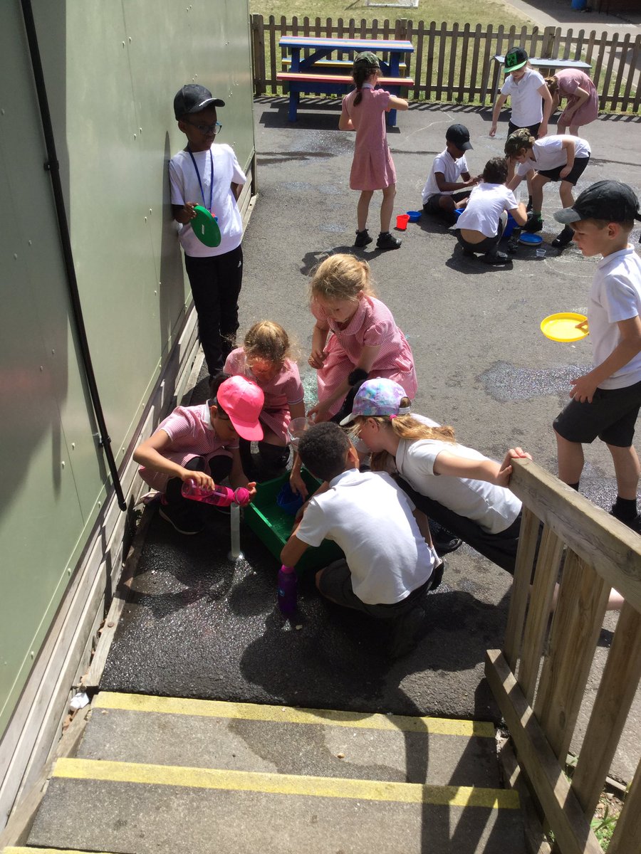 ThamesideSch's tweet photo. GLE spent time playing with water to think about the different sounds and sensations associated with it. We then wrote a poem all about water, drawing on what we had noticed #GLEtps #REtps https://t.co/uLTPzRKB6g