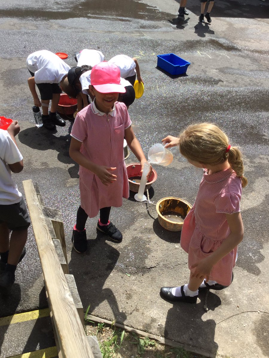ThamesideSch's tweet photo. GLE spent time playing with water to think about the different sounds and sensations associated with it. We then wrote a poem all about water, drawing on what we had noticed #GLEtps #REtps https://t.co/uLTPzRKB6g