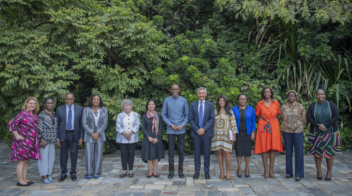 UrugwiroVillage's tweet photo. This afternoon at Urugwiro Village, President Kagame met with the Board of @MastercardFdn led by Board Chair Zein M. Abdalla. https://t.co/4uhFyyigfE