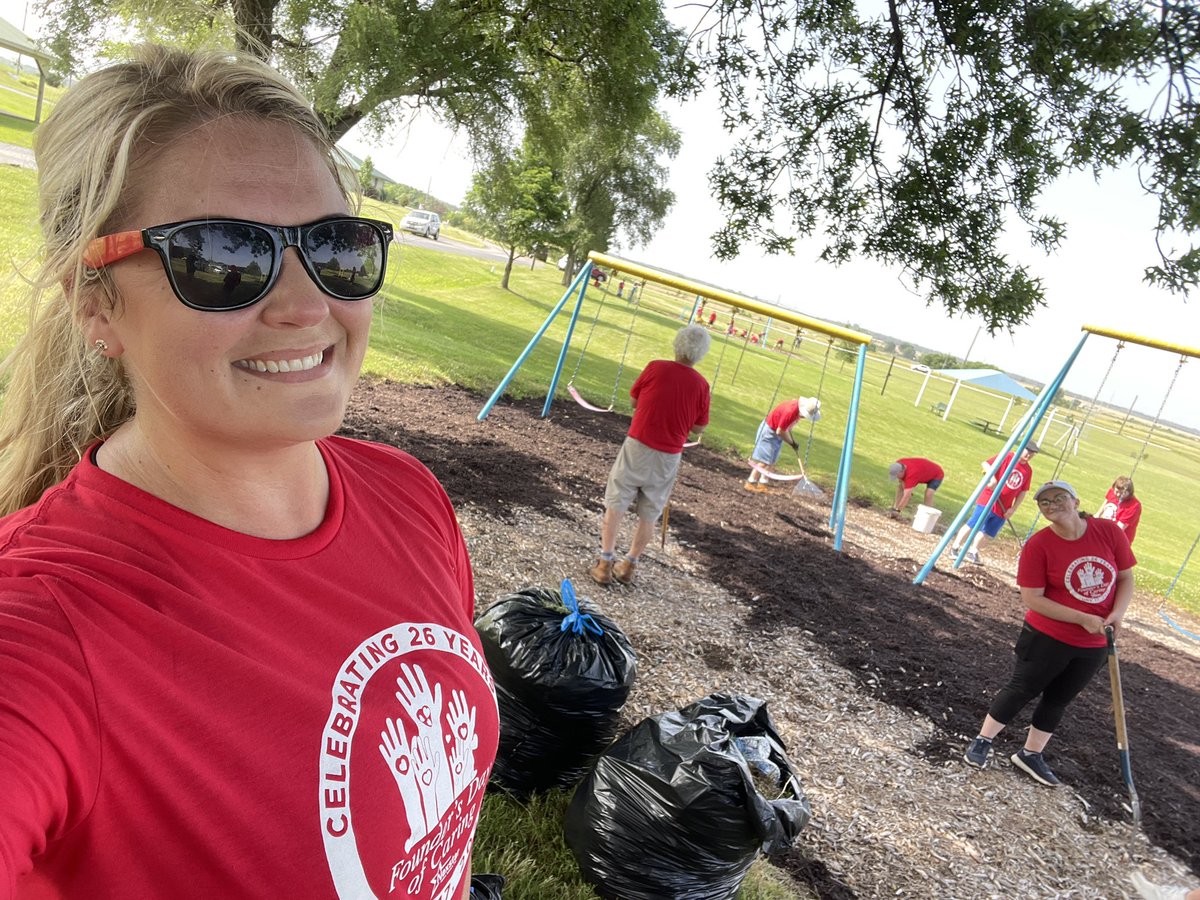 JessSchaer's tweet photo. Spreading some mulch at a #Joplin residential treatment facility for youth with my #KSN16 #KODE12 co-workers this morning #TurnaroundRanch #NexstarCares #NexstarNation https://t.co/tUYn1UBfaD