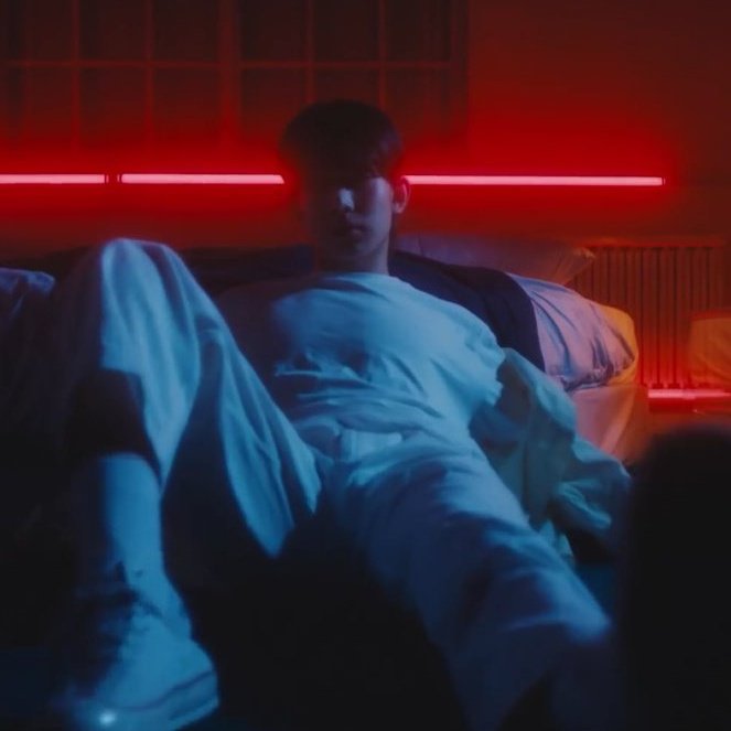 03RCKSTRSN's tweet photo. this heeseung             with sunoo 
from fever                    from manifesto https://t.co/CklgPrh9YM