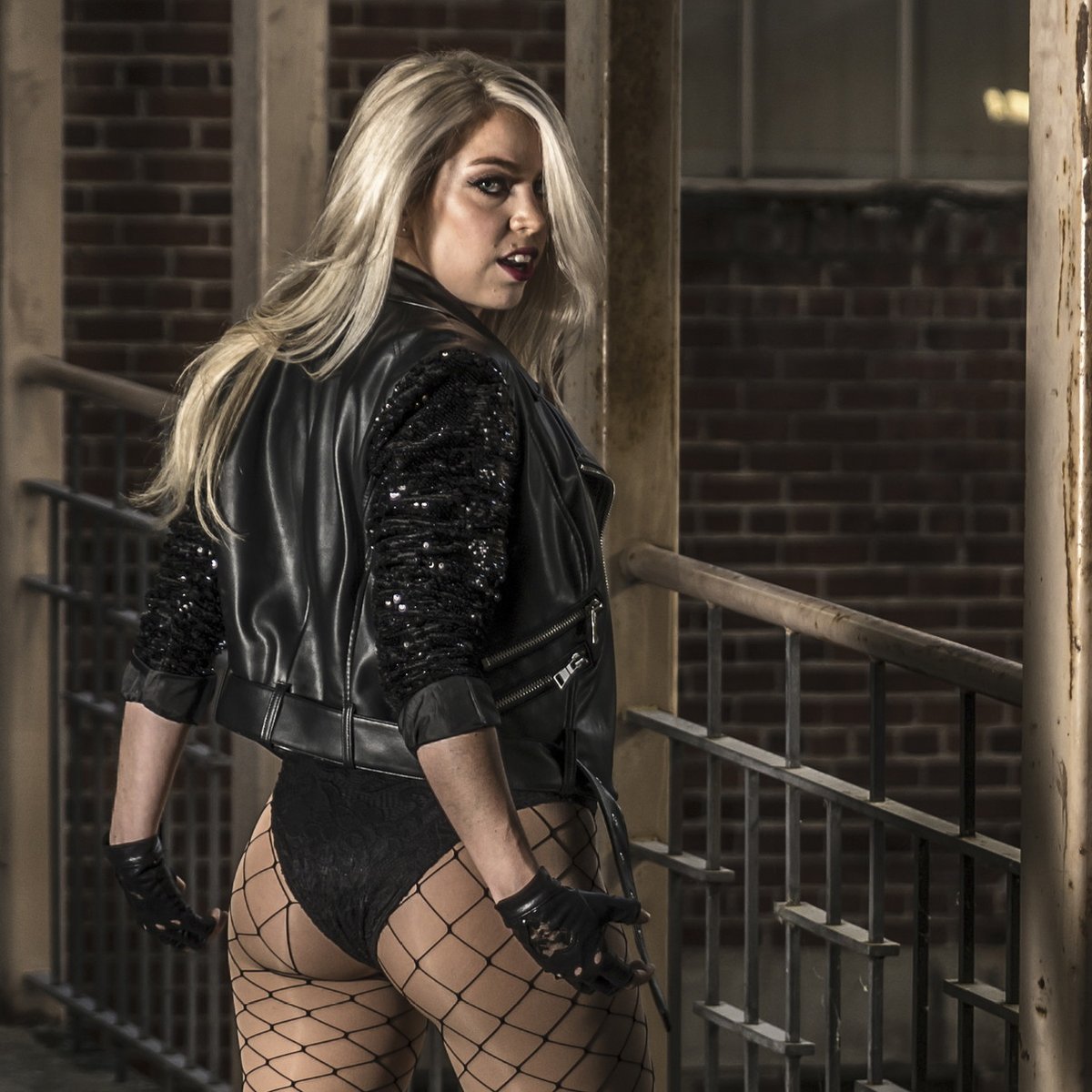 ZBexx's tweet image. POV: We are about to engage in hand-to-hand combat, who wins?
#blackcanary #dccomics #cosplay