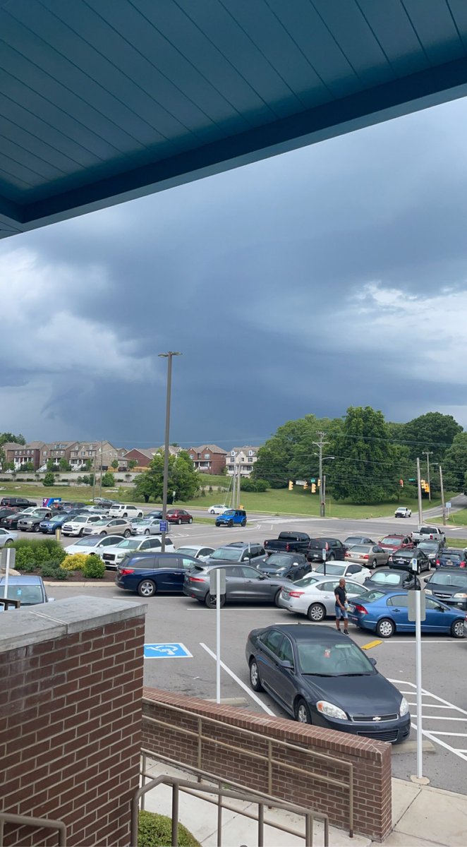 afmusic2's tweet photo. Looking from the doorway of donelson ymca, towards, Madison?#tspotter @NashSevereWx https://t.co/o5tLHxMnc6