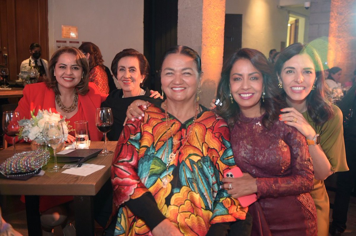 marianabenitezt's tweet photo. 170 mujeres líderes mexicanas nos reunimos para celebrar el 30° aniversario del @iwfmexico. Es un orgullo formar parte de este grupo de mujeres talentosas que trabajan día con día por México. 
#UnidasLlegamosMásLejos https://t.co/LwXoiA8yQY