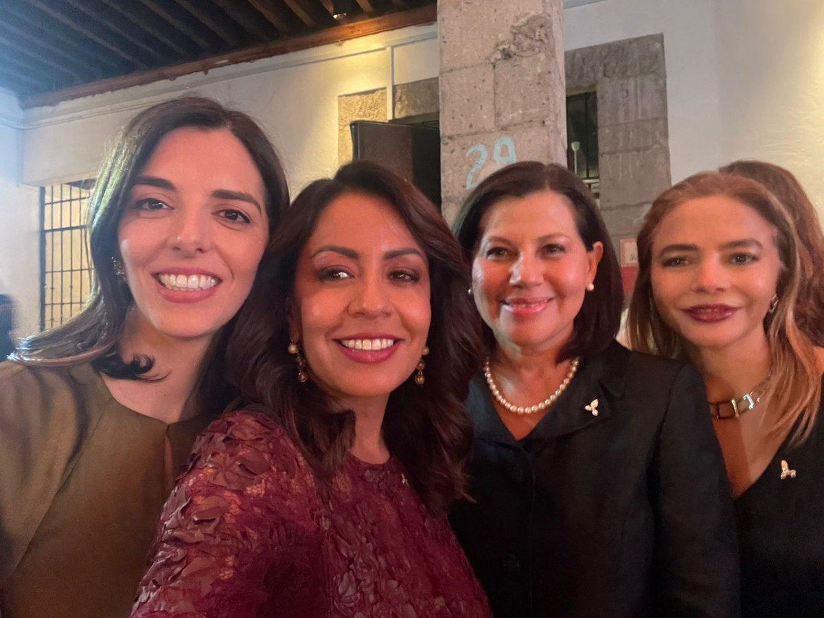marianabenitezt's tweet photo. 170 mujeres líderes mexicanas nos reunimos para celebrar el 30° aniversario del @iwfmexico. Es un orgullo formar parte de este grupo de mujeres talentosas que trabajan día con día por México. 
#UnidasLlegamosMásLejos https://t.co/LwXoiA8yQY
