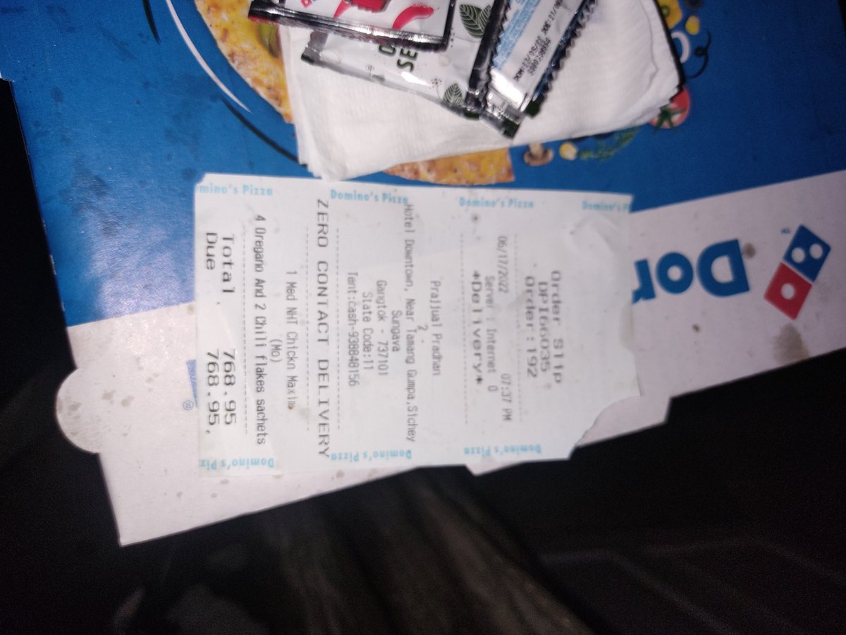 PradhanPrajjual's tweet photo. @dominos u have worst customer service in gangtok #unsatisfiedcustomer @dominos_india the deliver was an hour late but the delivery guy had the audacity to not give any discounts #Dominospizza https://t.co/m8XuQhjfBs
