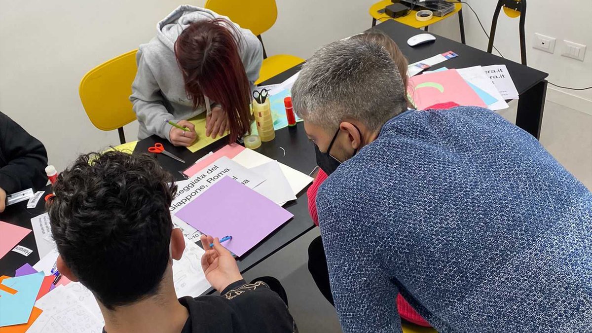 CappelliDesign's tweet photo. La fine dei percorsi scolastici ci fa tornare alla mente il laboratorio di #GraphicDesign nel nostro studio con i ragazzi della ❝Casa Famiglia Il Tetto❞.
Abbiamo scoperto insieme #VisualDesign, il #segno grafico. Uno scambio speciale. 

⤷ https://t.co/nKBnHBNWKH

#SoWeDesign https://t.co/pg4hlJXqU8
