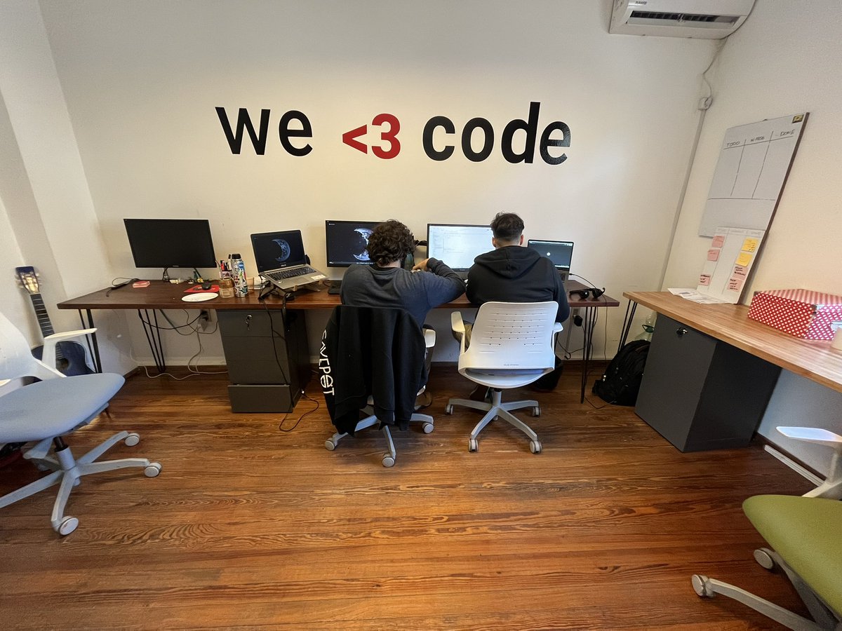 Cavepot's tweet image. Fridays at the office 😎 #welovecode