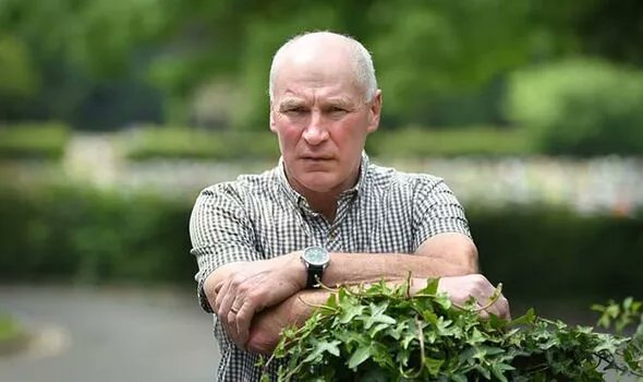 Wife's coffin 'jammed head-first into grave' in front of 'distressed' widower
 bit.ly/39BOIQw