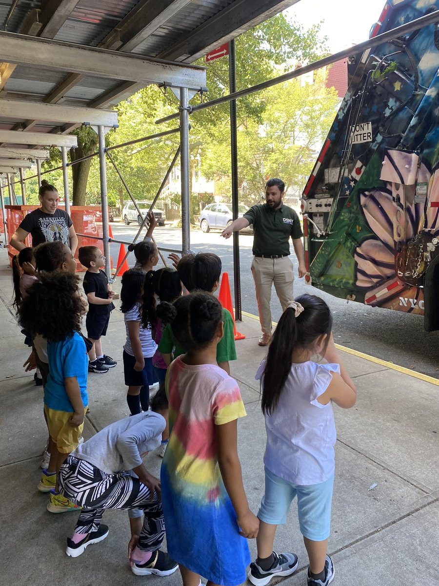 PS10FortHill's tweet photo. Huge THANK YOU to our DSNY partners who joined in our #TouchaTruck event  to learn more more about how to keep our 🌎 clean! 🗑🚚@teacherromero72 @jenn_funes @DrMarionWilson @teachalattelove @CChavezD31 @SIBOD31 https://t.co/QO8LWFwHH9