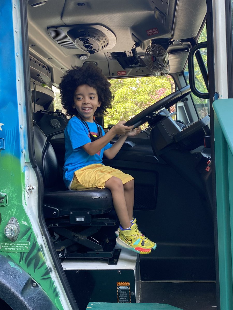 PS10FortHill's tweet photo. Huge THANK YOU to our DSNY partners who joined in our #TouchaTruck event  to learn more more about how to keep our 🌎 clean! 🗑🚚@teacherromero72 @jenn_funes @DrMarionWilson @teachalattelove @CChavezD31 @SIBOD31 https://t.co/QO8LWFwHH9