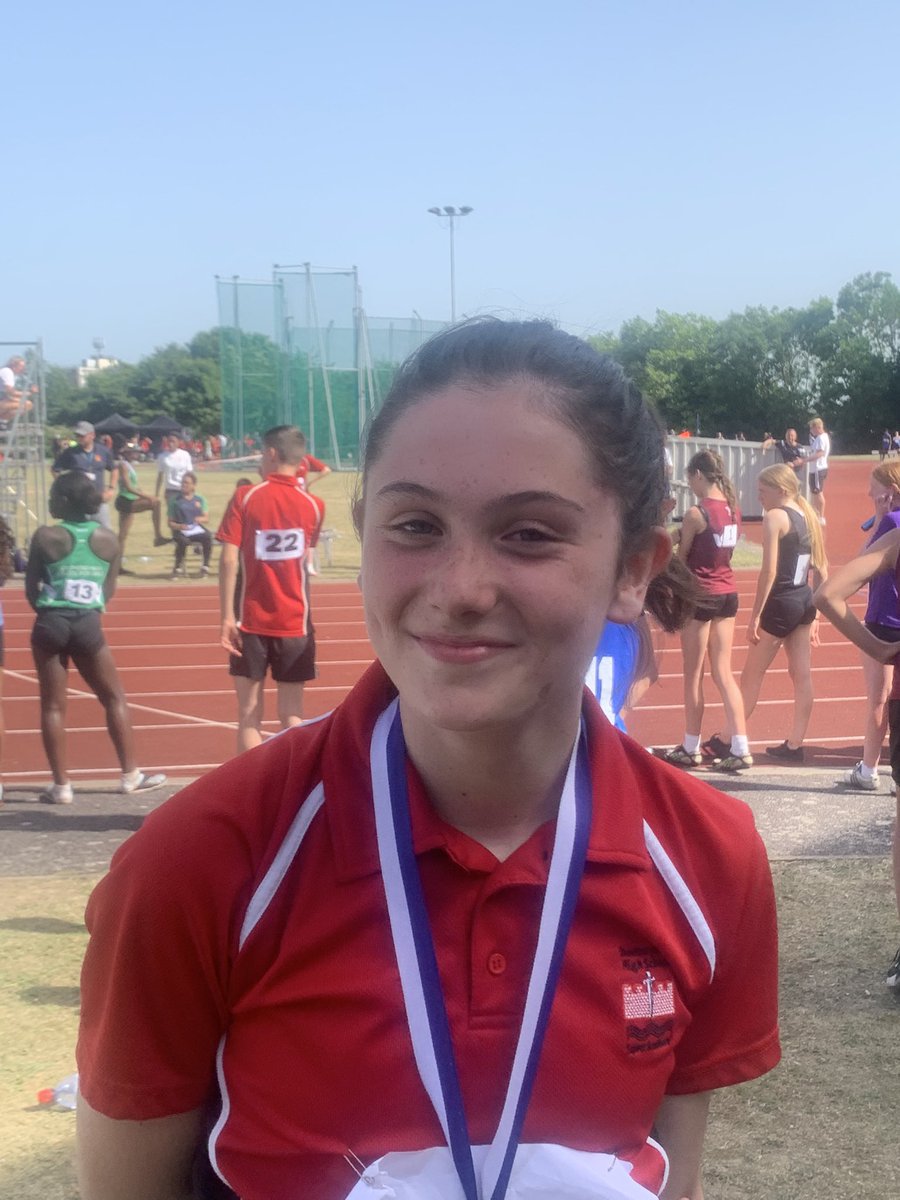 pe_shs's tweet image. Congratulations 👏🏽 2nd in year 9 girls hurdles. 🥇