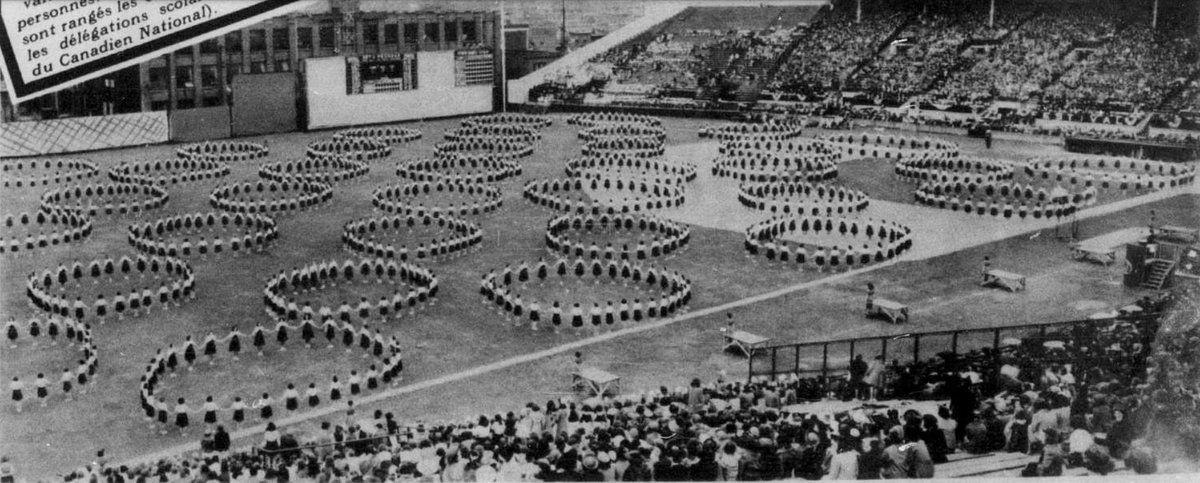 D'autres photos du stade pendant le festival sportif des écoliers-écolières catholiques 1940. Ces 2 images ont été prises à quelques jours d'intervalle. Notez-vous une différence entre A et B? La 1ere personne à remarquer ce qui a changé se mérite l'admiration de tous et chacunes