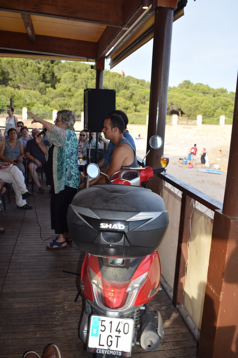 GodallEdicions's tweet photo. Ahir vam xalar amb la presentació estimulant i refrescant de "Canviar de cel",  d' #Adrià Targa (@neoformalista) al xringuito @lanovaestrella , amb l'#AlbertPardo i l'#OriolGrau.
Cervesa, mar, moto, platja, música italiana i molta, molta, i bona, #poesia. 
 #cadup https://t.co/iM6E60h7XR
