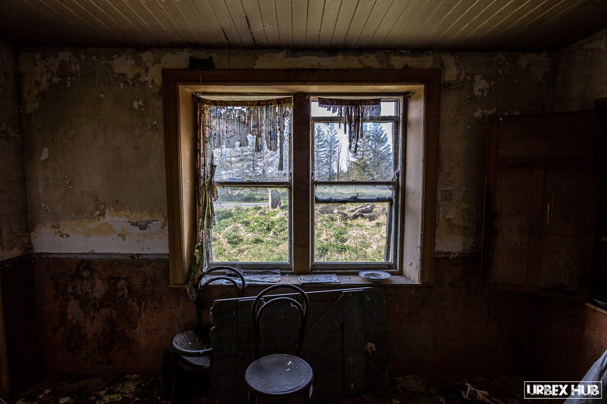 𝐓𝐡𝐞 𝐆𝐞𝐧𝐭𝐥𝐞𝐦𝐚𝐧’𝐬 𝐑𝐞𝐬𝐢𝐝𝐞𝐧𝐜𝐞

A gentleman’s residence, located in rural Northern Ireland. It appears this property owner hung up his cap by the fireplace for the last time and simply disappeared.

Full report here:
urbexhub.com/the-gentlemans…